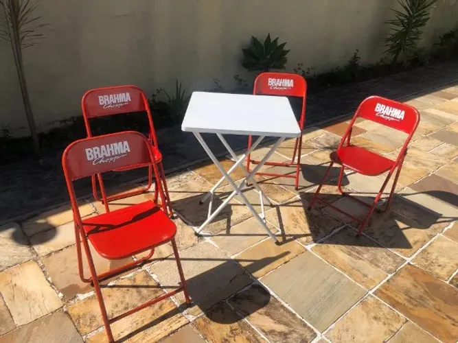 Conjunto de Mesa Quadrada Branca e 4 Cadeiras Dobráveis Vermelhas de Aço em Excelen Estado