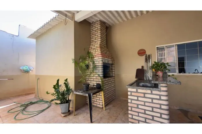 Casa dos Sonhos em Jataí: 2 Quartos, Quintal e Garagem!