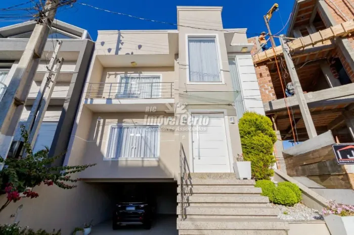 Sobrado no Pinheirinho com 230m² Útil dentro do condomónio - Porteira Fechada