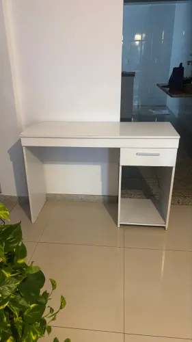 Vendo escrivaninha com gaveta - com marcas de uso