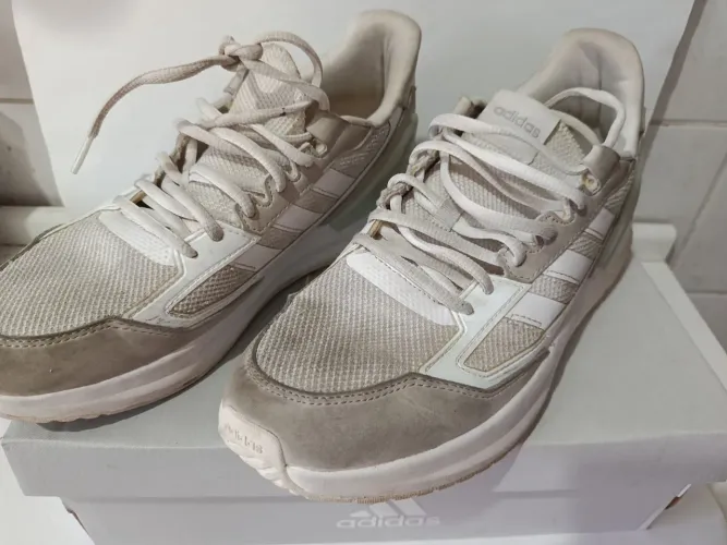 Tênis Adidas masculino branco e cinza claro, Tam 42, usado, em bom estado.