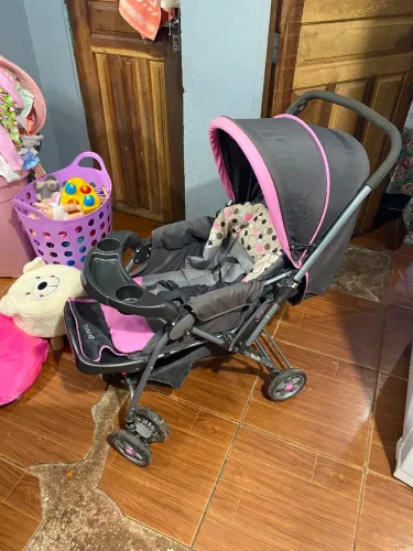 Carrinho de bebê menina