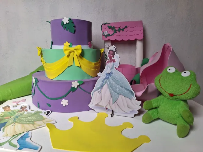 Bolo fake festa Tiana de A princesa e o sapo com acessórios