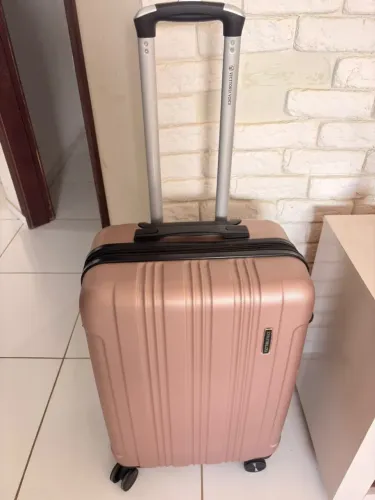 Mala de viagem seminova, em ótimo estado de conservação