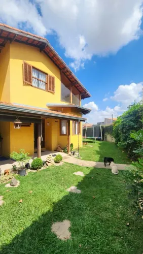 Sobrado Encantador com 3 dormitórios (1 suíte), Pé Direto duplo e amplo Quintal