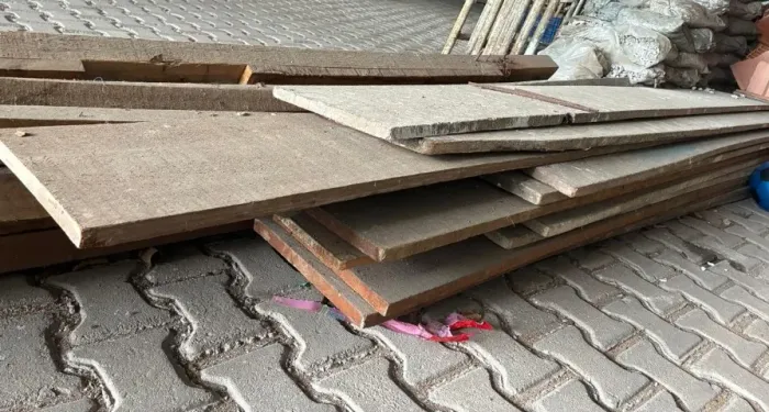 Tábuas para andaimes e perna de 3 x 3 para obras, todo o lote.