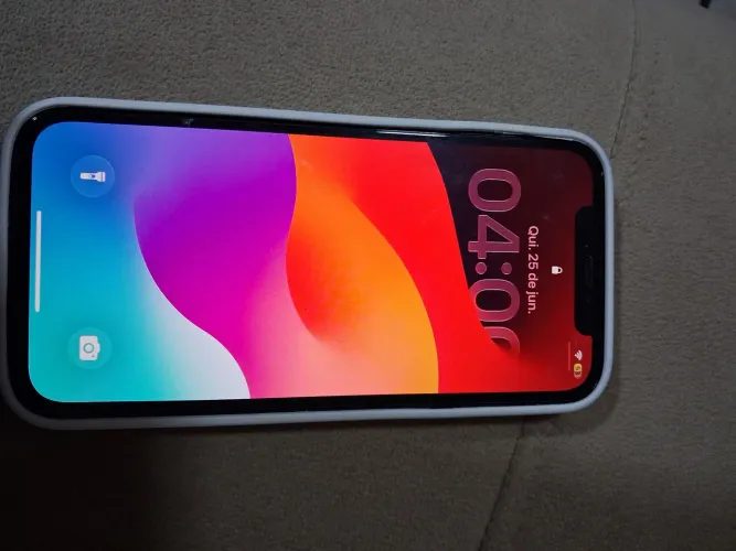 Vendo iphone 12 126g com detalhe na tela traseira.