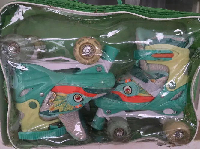 Patins infantis apresentam um design temático de dinossauro em tons de verde e laranja