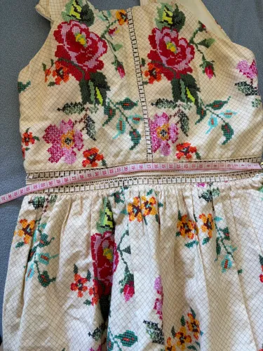 Vestido menina floral com bordado na cintura