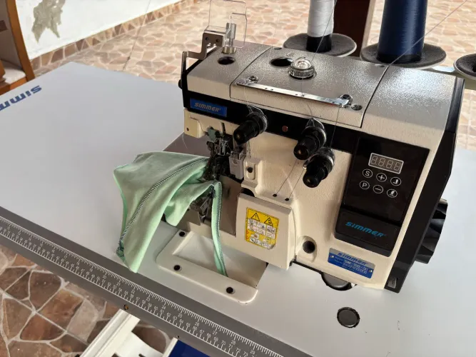 Máquina overlock simmer