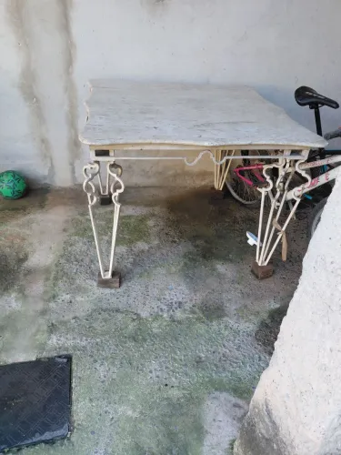 MESA DE FERRO VINTAGE COM TAMPO EM MÁRMORE