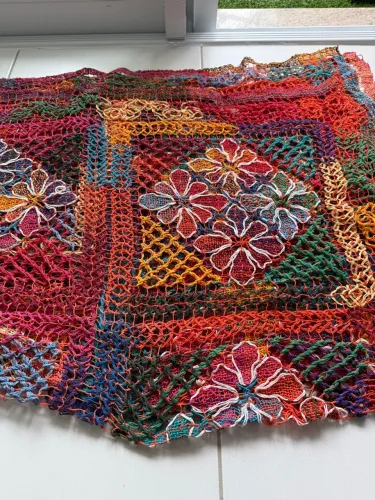 Colcha artística (boho) renda filé / toalha de mesa feita a mão