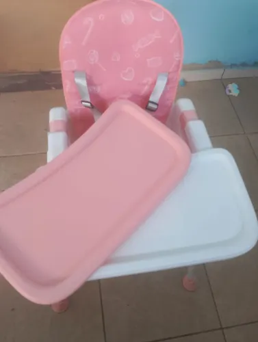 Vende-se cadeira infantil feminina em bom estado.