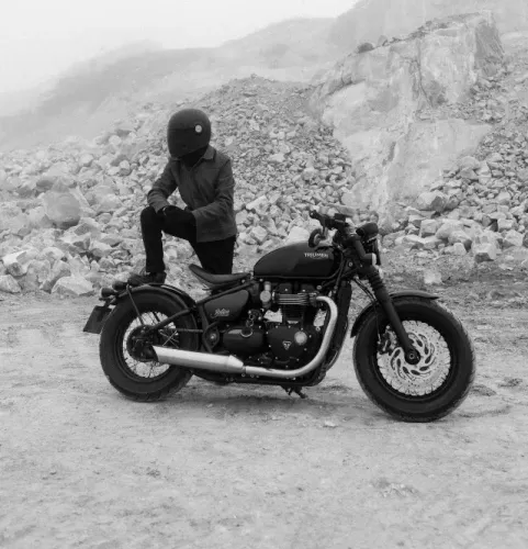 TRIUMPH BONNEVILLE BOBBER 1200