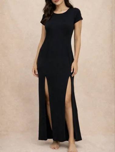 Vestido preto com fendas