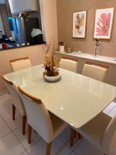 Mesa de madeira com 6 cadeiras