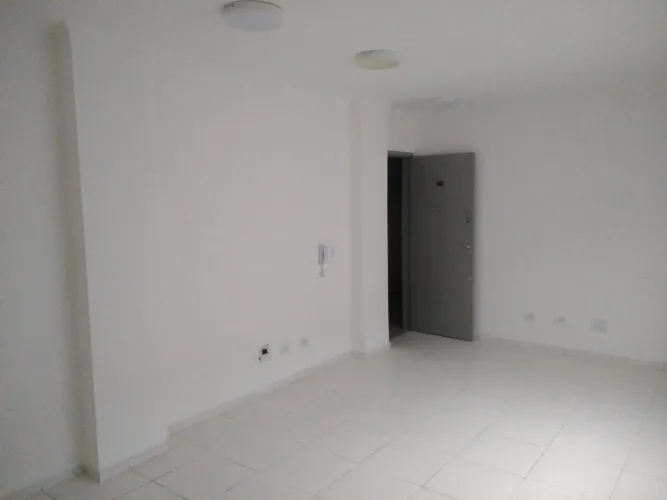 Sala para escritórios comerciais em ótimo estado de conservação com WC privativo. Excelent