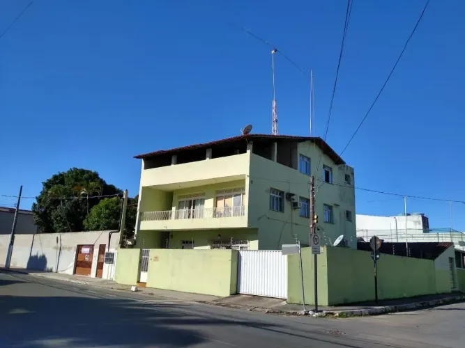 Imóvel para aluguel possui 450 metros quadrados com 6 quartos