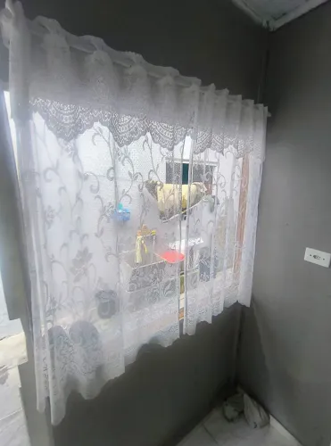 Cortina branca para cozinha semi nova. Bairro Cajuru. ( Com varão incluso)