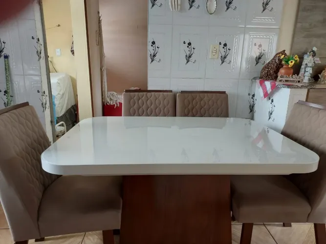 Vende-se uma sala de jantar com 4 cadeiras 1.300