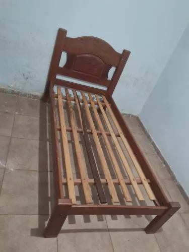 Cama de madeira solteiro. Faço entrega