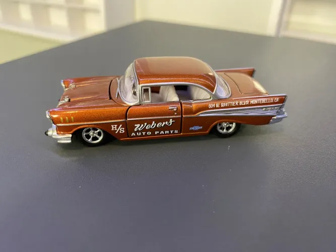 Miniatura 1957 Chevrolet Bel Air M2 Machines Webers Auto-Parts 09-08 Loose 1:64