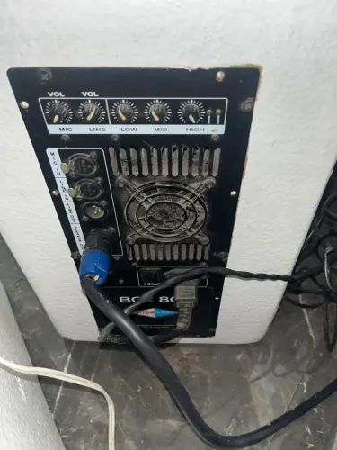 Som de igreja, 2 caixas ativas, 1 passiva, equalizador e uma potencia.