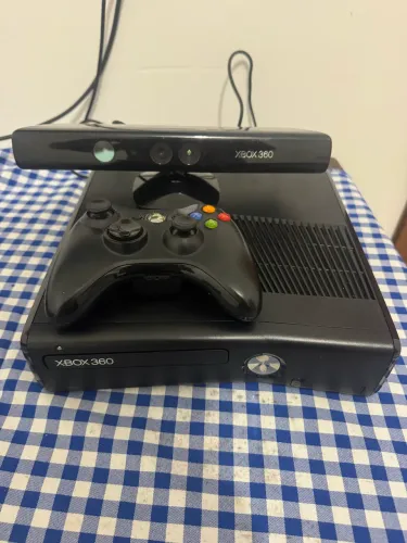XBOX 360 SLIM MUITO CONSERVADO COM CONTROLE ORIGINAL+ KINECT( ENVIO OLX PAY)