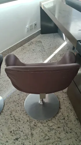 Cadeira de Design Giratória em Couro Sintético - Moderna e Sofisticada