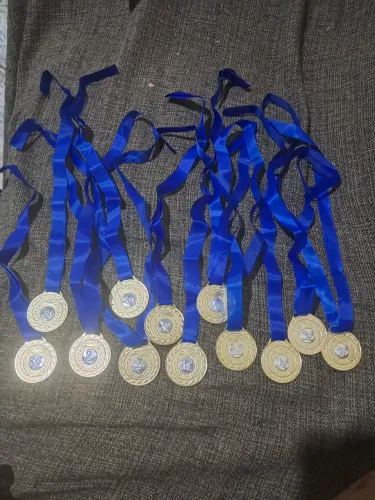 Kit com 10 medalhas dourada com prata para futebol 