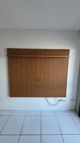 Painel de TV Ripado Suspenso (1,90m x 1,50m) - Moderno