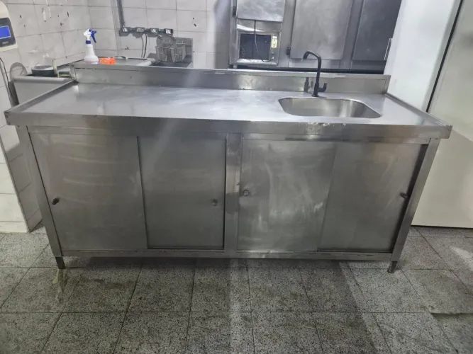 Balcão Industrial em Inox com Pia e Armário - R$ 1.800
