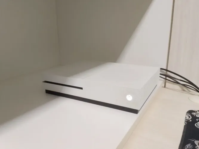 Xbox One S 1TB + 4 Jogos Físicos + 2 Controles (Leia a Descrição)