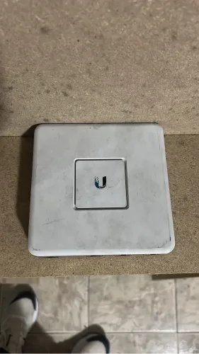Roteador UBIQUITI Branco