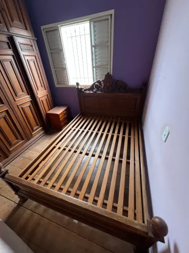 Cama de Casal de Madeira com Cabeceira Entalhada