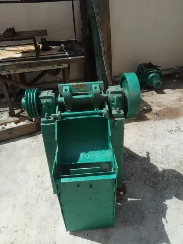 Maquina de triturar restos de construção