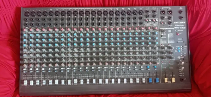 Vende-se mesa de som semi-nova.