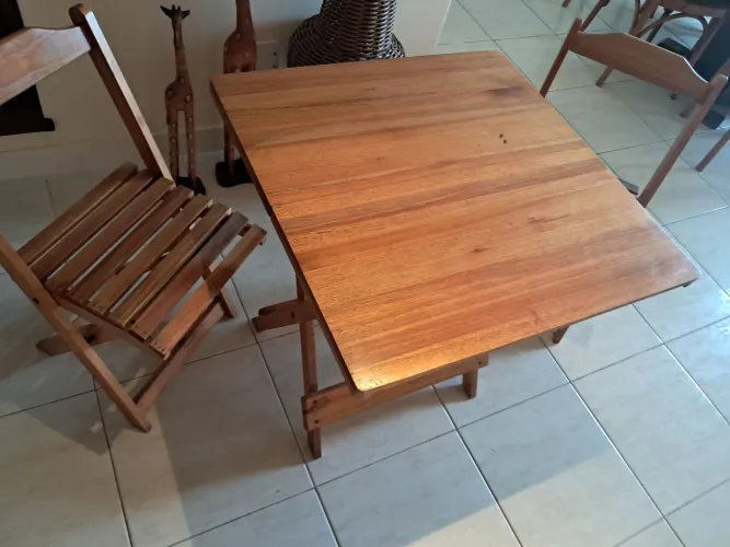 Mesa dobrável com 2 cadeiras