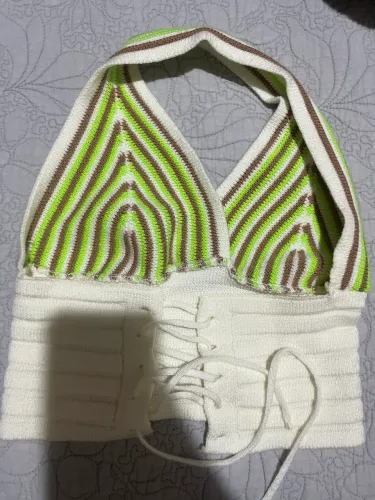 Top cropped tricot listrado verde e marrom