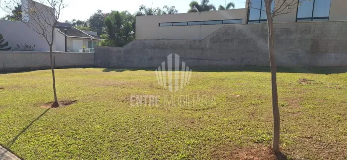 Lote de 607 m² à venda em localização privilegiada no Condomínio Parque das Sapucaias.