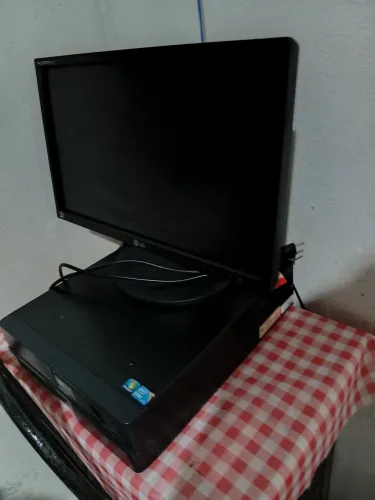 Vende esse computador motivo pq ele liga mas depois fica com a tela escura