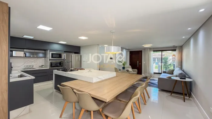 3 QUARTOS, TERRAÇO COM JACUZZI E ACABAMENTO IMPECÁVEL Casa Mobiliada Com 3 Quartos e Jacuz