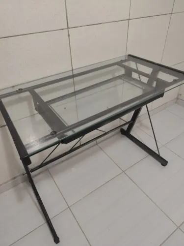 Mesa de escritório de metal com tampo de vidro