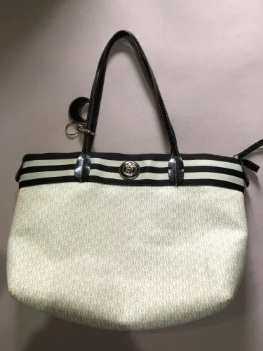 Bolsa feminina monogramada preta e branca - elegante e espaçosa