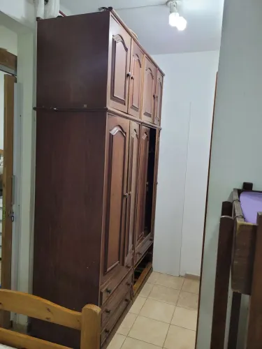 Armario 8 portas 4 em baixo e 4 maleiro, com 4 gavetas e cabideiros