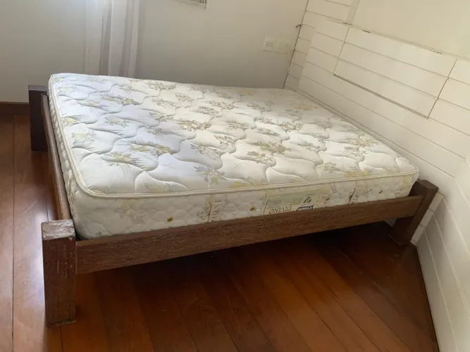 Cama sem cabeceira madeira maçica e colchão 