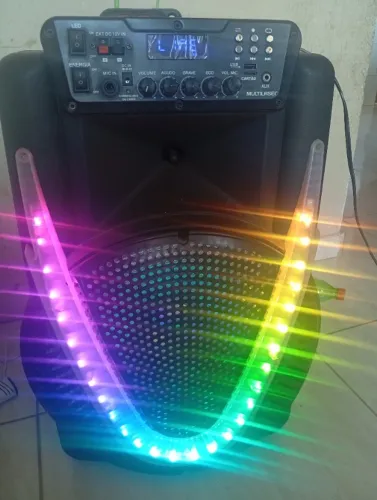 Caixa de som semi nova 800W alta demais, por apenas 250 ou troco por tv 32 ZAP *