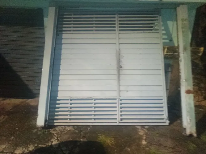 Vendo portão de ferro basculante. 2,65 largura e 2,40 altura. Em ótimo estado. R$2000,00 