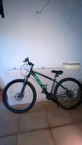 ? Bicicleta MTB Aro 29 Preta e Verde - Freio a Disco - Excelente Oportunidade!