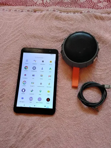 Tablet Multilaser M8, 32GB, Tela 8", 4GB RAM e caixinha a prova d'água.